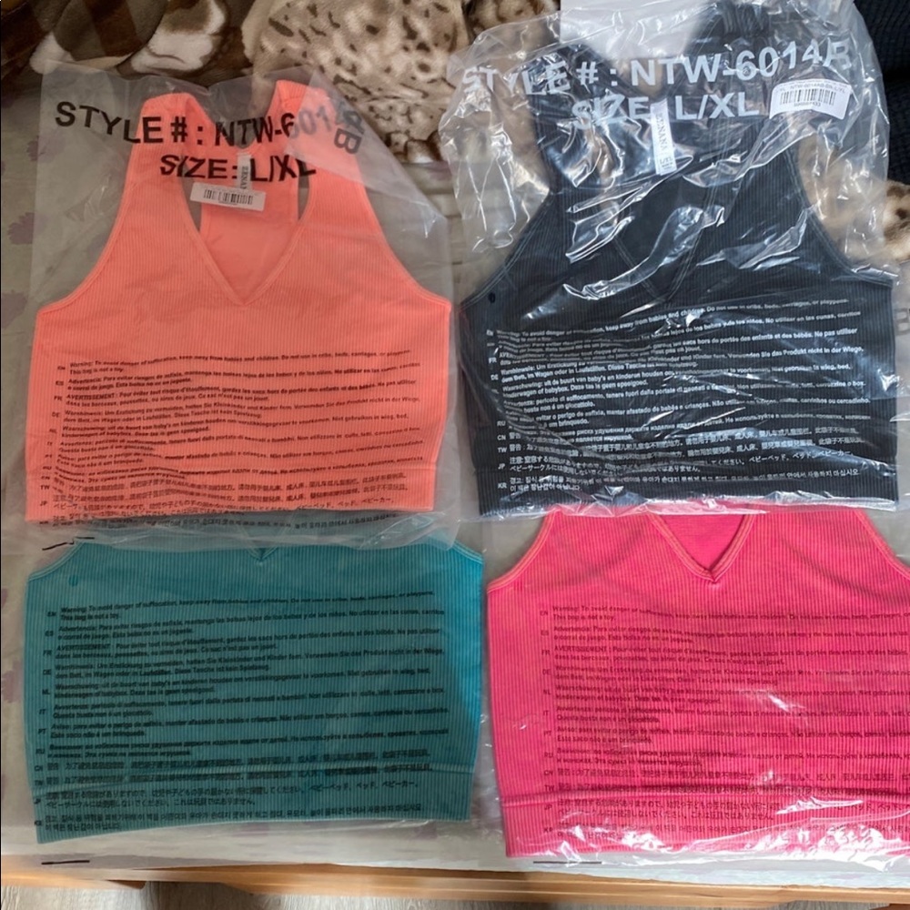 Crop top bundles in 4 different color l/XL from closet candy